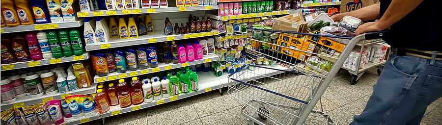 pessoa-comprando-com-moeda-social Pessoas comprando no supermercado com Moeda Social