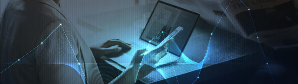 Mulher de negócios usando um smartphone e um tablet em um ambiente de trabalho, com elementos gráficos digitais sobrepostos representando dados e conexões em rede.