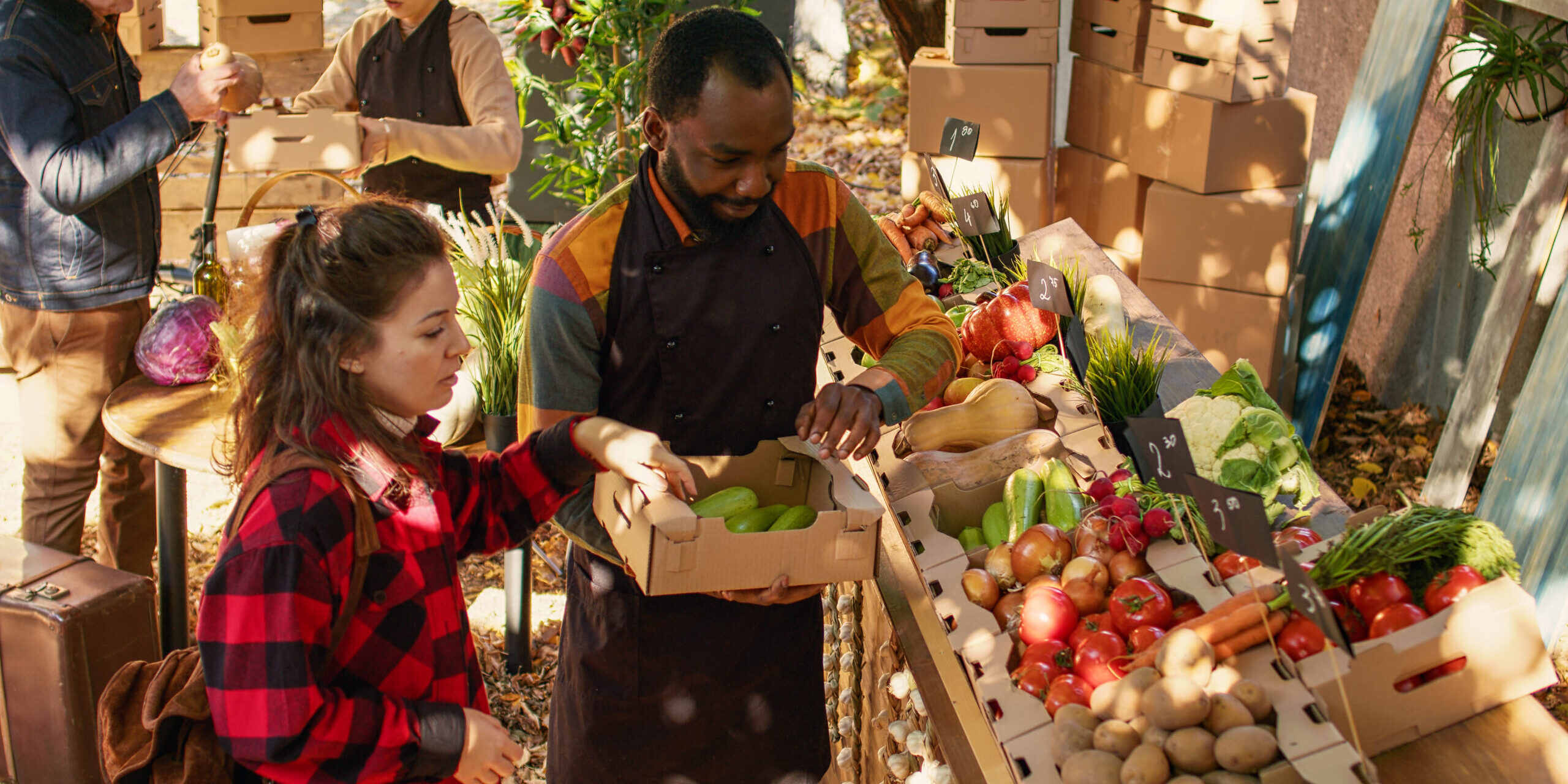 Feira comunitária com produtores locais vendendo frutas e verduras frescas, promovendo consumo consciente, economia solidária e fortalecimento da comunidade.