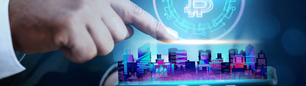 Pessoa segurando um smartphone com holograma de cidade futurista e símbolo do Bitcoin, representando o impacto da tecnologia blockchain e das criptomoedas no mercado financeiro digital.