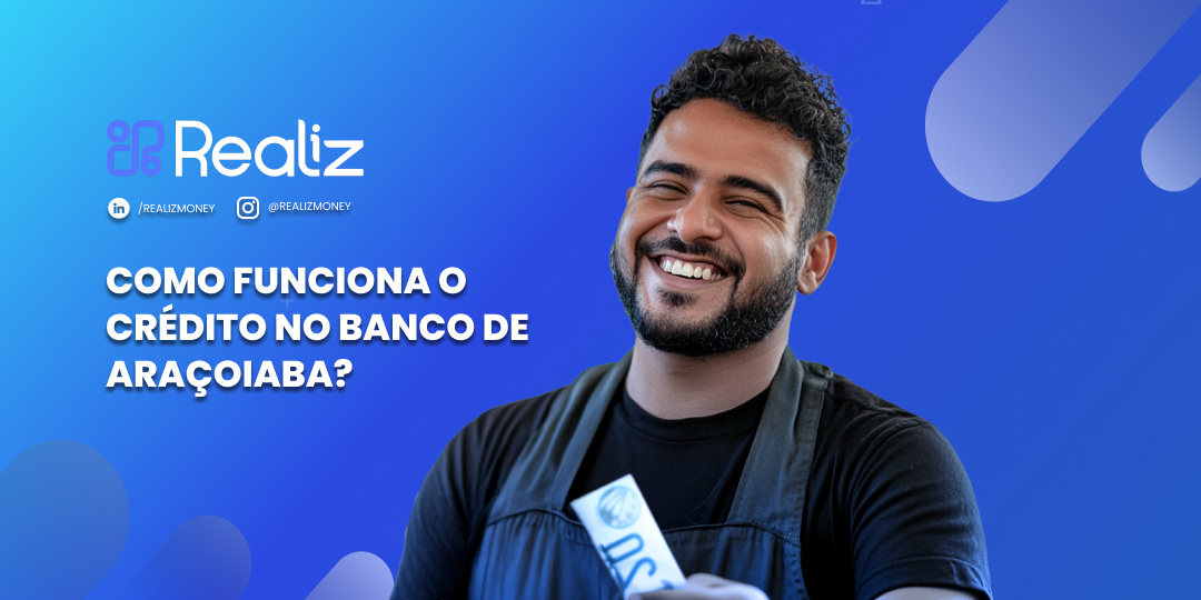 Homem sorridente segura uma nota de Caianas em frente a fundo azul com o logo da Realiz. Texto na imagem: “Como funciona o crédito no Banco de Araçoiaba?”.