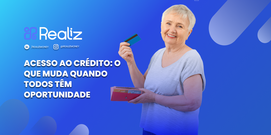 Mulher idosa sorridente segura uma carteira aberta e um cartão de crédito em frente a um fundo azul com o logotipo da Realiz e o título “Acesso ao crédito: o que muda quando todos têm oportunidade”.