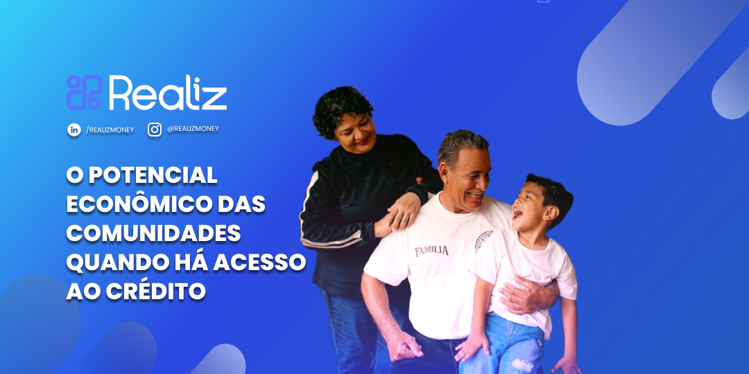Imagem com fundo em tons de azul da Realiz Money. À esquerda, o texto ‘O potencial econômico das comunidades quando há acesso ao crédito’. À direita, uma família sorrindo — uma mulher, um homem e uma criança — simbolizando crescimento, união e impacto positivo do crédito na comunidade.