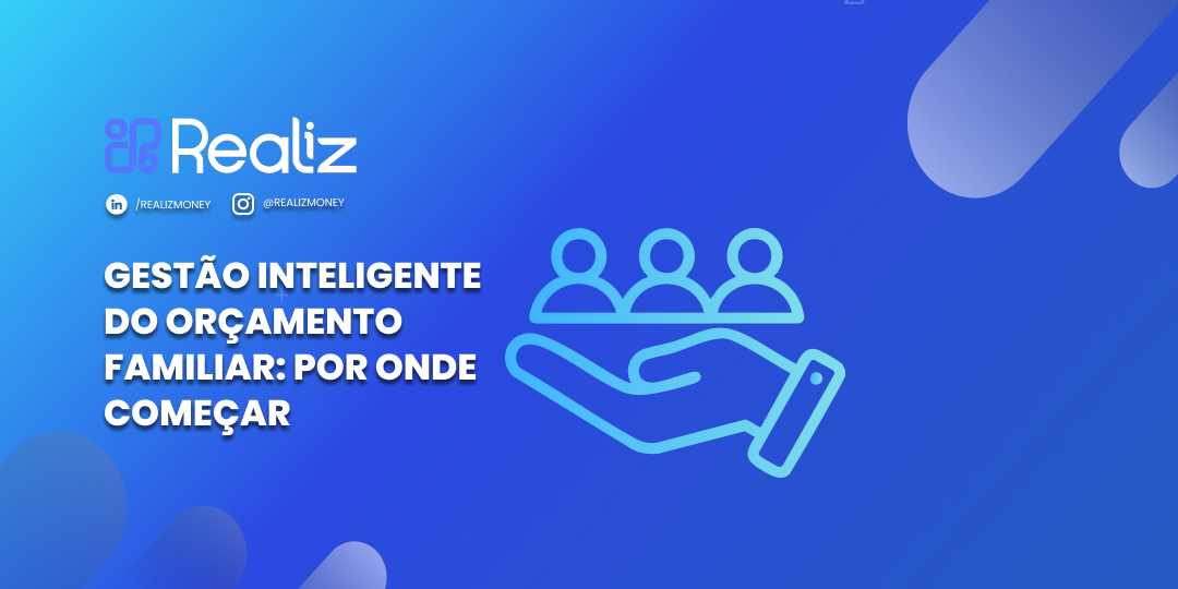 Imagem com fundo azul em tons degradê. À esquerda, o logotipo da Realiz e o texto “Gestão inteligente do orçamento familiar: por onde começar”. À direita, um ícone ilustrativo de uma mão segurando três figuras humanas, simbolizando cuidado e gestão familiar.