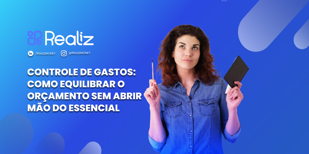 Mulher jovem com expressão pensativa segura um lápis e um caderno enquanto olha para cima, representando planejamento financeiro. Ao lado, texto “Controle de gastos: como equilibrar o orçamento sem abrir mão do essencial” em fundo azul com identidade visual da Realiz.