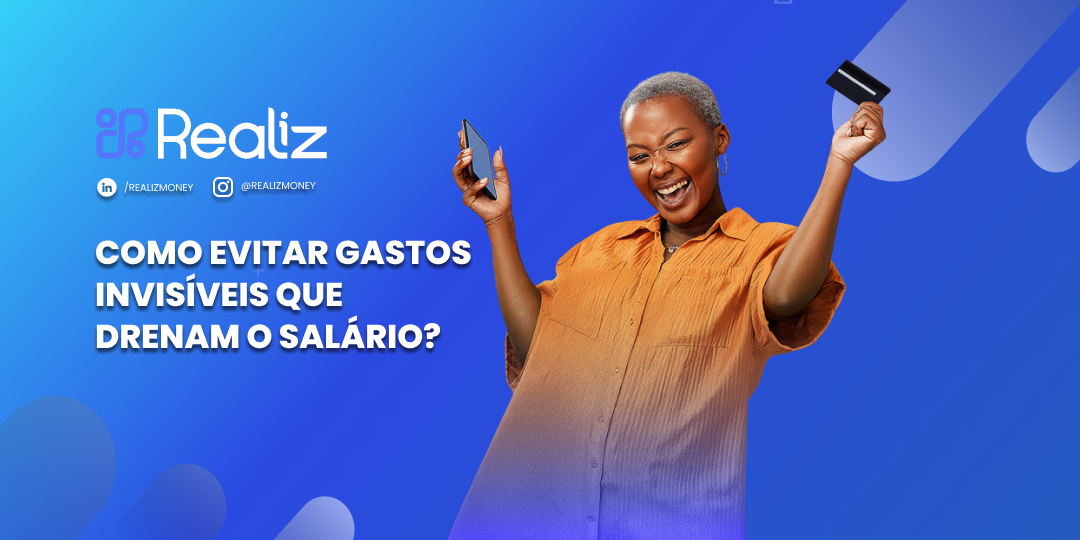 Mulher sorridente de braços erguidos segurando cartão e celular sobre fundo azul vibrante, ao lado do texto “Como evitar gastos invisíveis que drenam o salário?” e logotipo da Realiz Money.
