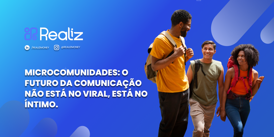 Capa do blog da Realiz com fundo em degradê azul. À esquerda, o título: ‘Microcomunidades: o futuro da comunicação não está no viral, está no íntimo.’ Acima, o logo da Realiz e ícones das redes sociais. À direita, três pessoas jovens caminhando e conversando, usando mochilas e sorrindo.